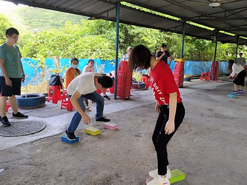 優卡特員工玩摸石頭過河游戲