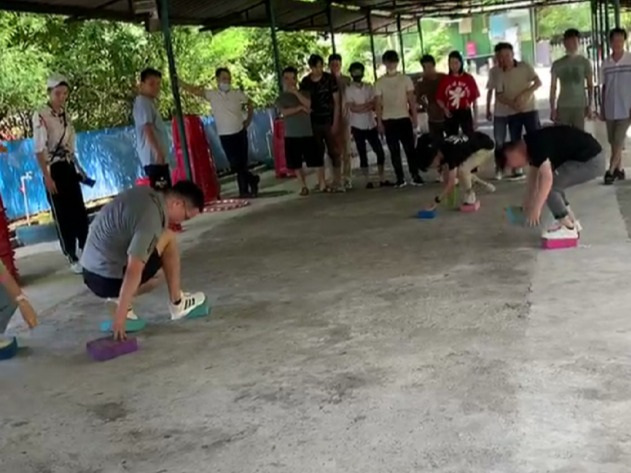 優卡特員工玩摸石頭過河游戲