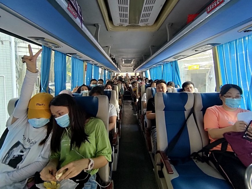 優卡特全體員工公交車出行合照